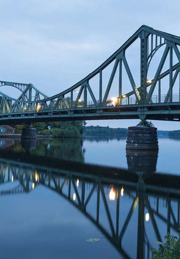 Eine alte Stahlbrücke über der Havel