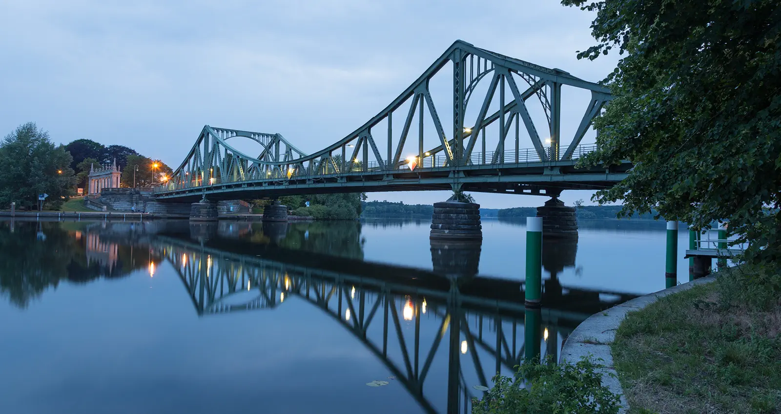 Eine alte Stahlbrücke über der Havel