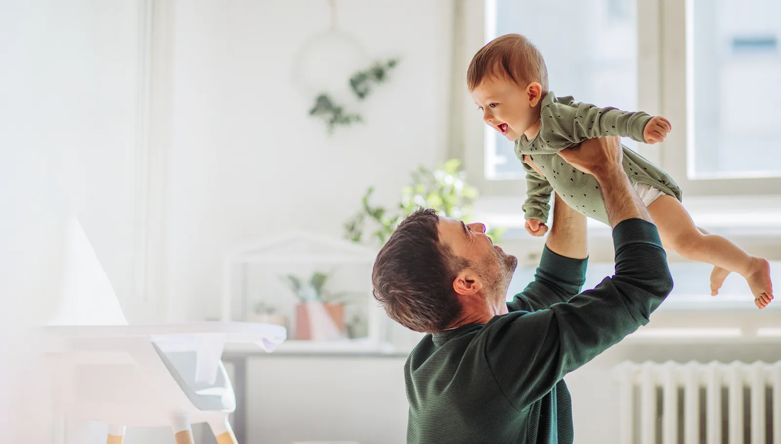 In warmer Wohnung hält Vater Kind in den Armen