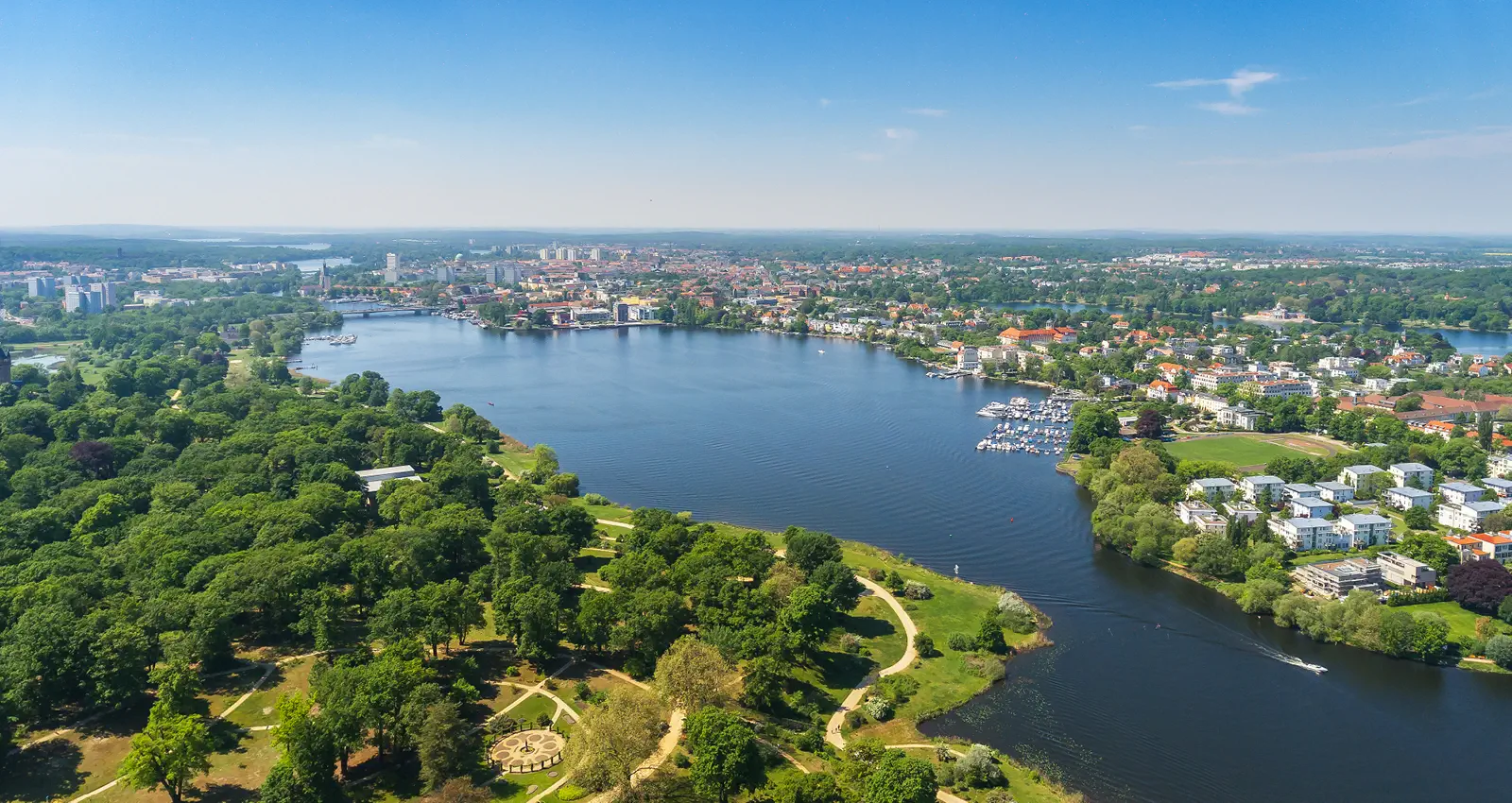 Potsdam aus Vogelperspektive von Natur umgeben