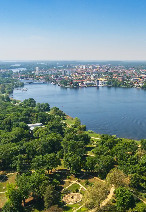 Potsdam aus Vogelperspektive von Natur umgeben